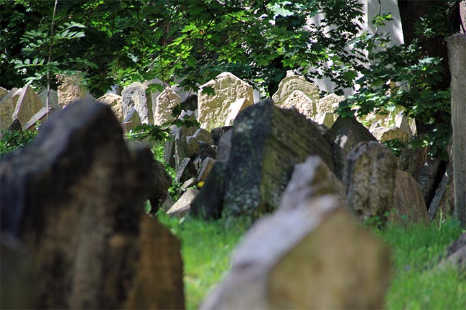 Grabsteine auf dem  alten jüdischen Friedhof