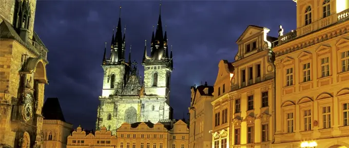 Altstädter Ring bei Nacht mit der Astronomischen Uhr, der Teynkirche und den Fassaden der Häuser