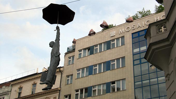 Skulptur: Fliegender Mann am Regenschirm