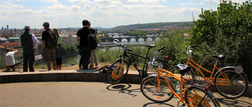 Touristen in Prag mit Fahrrad am Aussichtspunkt