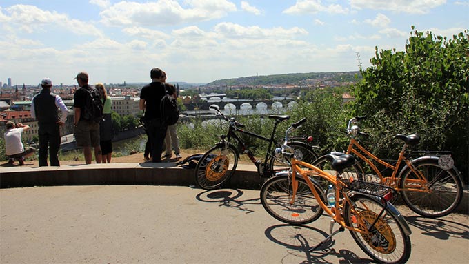 Touristen in Prag mit Fahrrad am Aussichtspunkt