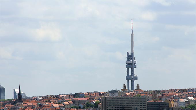 Prager Fernsehturm über den Dächern