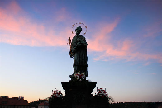 Statue von Nepomuck auf der Karlsbrücke