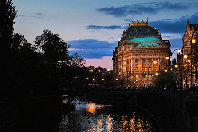 Nationaltheater an der Moldau am Abend