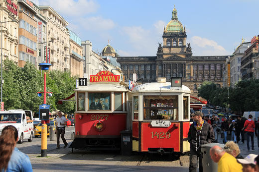 Tram-Kiosk und Blick auf das Nationalmuseum
