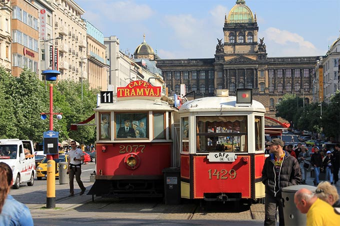 Tram-Kiosk und Blick auf das Nationalmuseum
